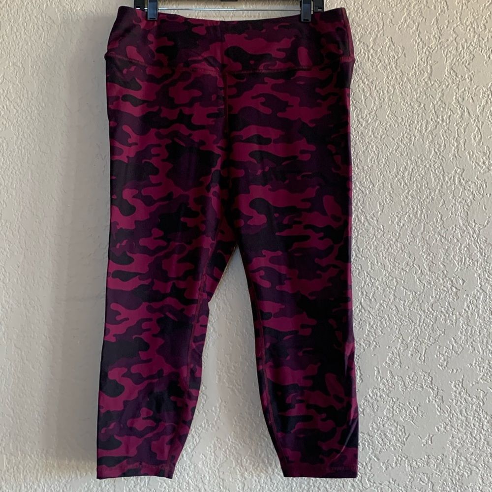 Torrid Active legging. Beautiful Burgandy camouflage pattern
